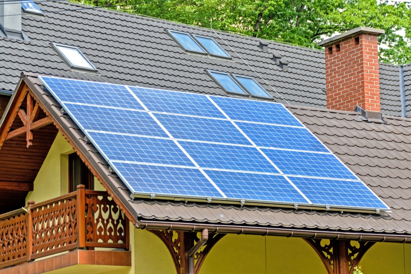 chauffagiste-LORGUES-min_solar-panels-1477987